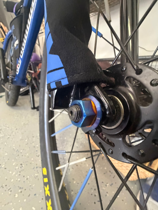 Pedal bike front axle bolt/mafia