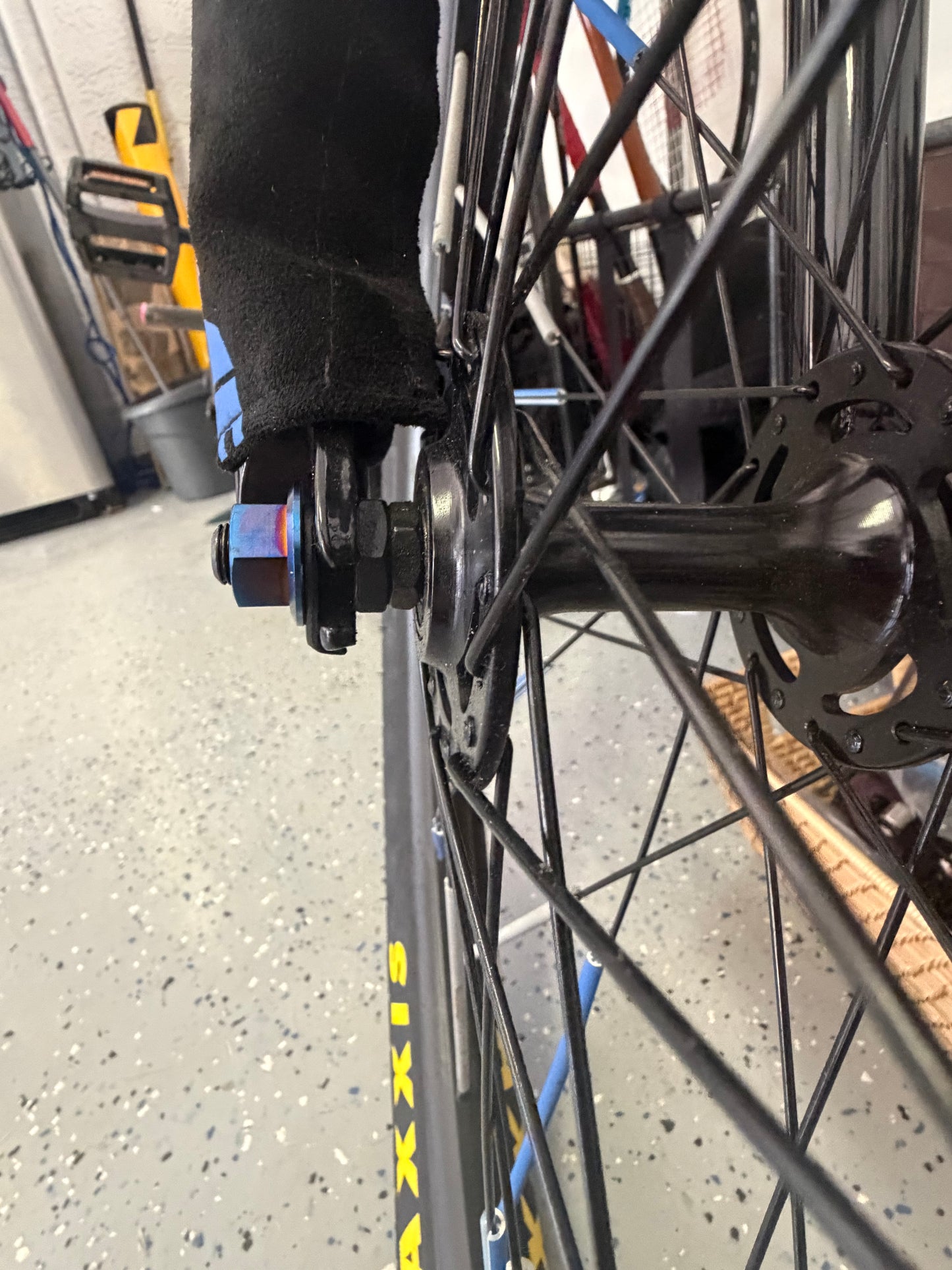 Pedal bike front axle bolt/mafia